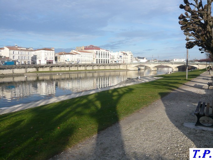 Saintes en Charente-Maritime la charente et le centre ville